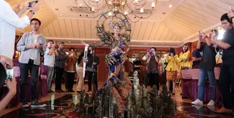 Merupakan sebuah kebanggaan bisa mewakili Indonesia di ranah Internasional. Seperti yang terjadi pada Dea Rizkita, Puteri Indonesia Perdamaian 2017, akan berangkat ke Vietnam pada Oktober mendatang. (Deki Prayoga/Bintang.com)