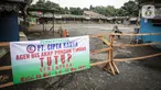 Sebuah spanduk pemberitahuan penutupan terpasang di depan terminal Pondok Pinang, Jakarta, yang tampak tutup dan sepi pada Kamis (6/5/2021). Pelayanan terminal Pondok Pinang mati suri seiring telah diberlakukan larangan mudik Lebaran mulai hari ini, 6 hingga 17 Mei 2021. (Liputan6.com/Faizal Fanani)