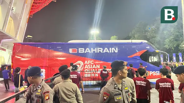 Bus Timnas Bahrain mendapat pengawalan ketat menuju Stadion Utama Gelora Bung Karno, Jakarta untuk laga lanjutan Kualifikasi Piala Dunia 2026, Selasa (25/3/2025) malam WIB. (Bola.com/Muhammad Adiyaksa)
