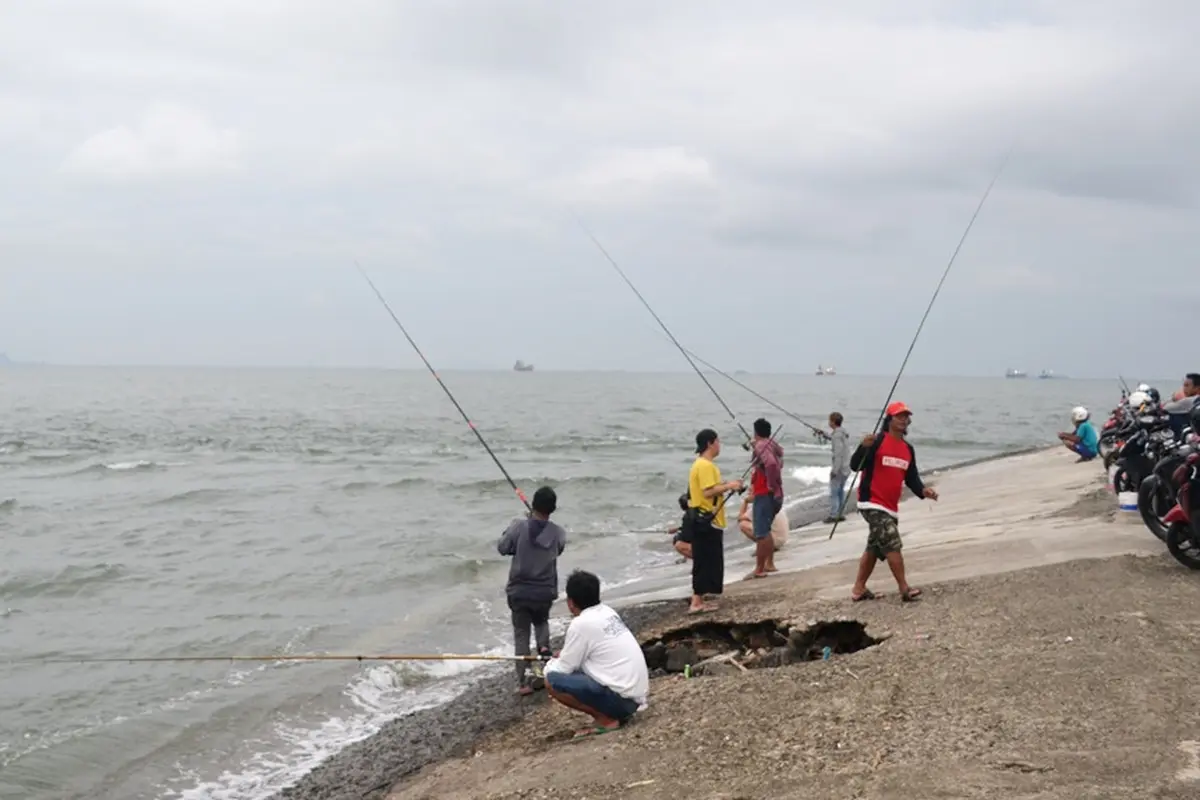 Suasana Pantai Teluk Penyu, Cilacap di sore hari. ( Foto: Liputan6.com/Muhamad Ridlo).