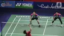Ganda putra Indonesia, Mohammad Ahsan/Hendra Setiawan saat bertanding melawan Liu Yu Chen/Ou Xuan Yi dari China dalam pertandingan Indonesia Open 2022 di Istora Senayan, Jakarta, Rabu (15/6/2022). Mohammad Ahsan/Hendra Setiawan kalah dengan dengan skor 17-21, 22-24. (Liputan6.com/Faizal Fanani)