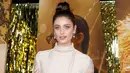 <p>Taylor Hill menghadiri pemutaran perdana film "Babylon" di Academy Museum of Motion Pictures, Los Angeles, California, Amerika Serikat, 15 Desember 2022. Model cantik berusia 26 tahun itu menyelipkan sosok rampingnya ke dalam gaun turtleneck untai putih. (Frazer Harrison/Getty Images/AFP)</p>