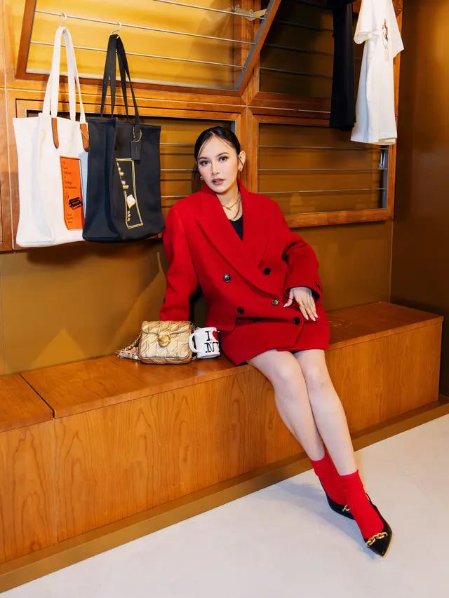 6 Gaya Bold dan Elegan Mahalini Hadiri Acara Coach Kuala Lumpur, Pose Bareng Glenn Yong hingga Nanon Korapat