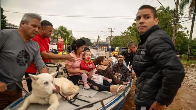 Evakuasi Korban Banjir di Porto Alegre Brasil