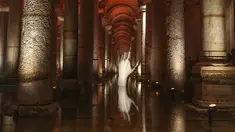 Patung berbentuk tangan terpantul di air di Basilica Cistern era Bizantium di Istanbul, Turki, Rabu, 27 Juli 2022. Tangki bersejarah, yang merupakan yang terbesar di Istanbul, dibangun pada abad ke-6 pada masa pemerintahan Kaisar Bizantium Justinian I. (AP Photo/Emrah Gurel)