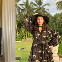 Tampil stunning dengan outfit serba hitam. [Instagram/@prillylatuconsina96 @chelseaislan]
