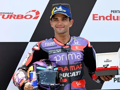 Pembalap Prima Pramac Racing, Jorge Martin merayakan posisi terdepan atau pole position di akhir latihan kualifikasi MotoGP 2024 di Sirkuit Internasional Pertamina Mandalika, Lombok, Nusa Tenggara Barat, 28 September 2024. (SONNY TUMBELAKA/AFP)
