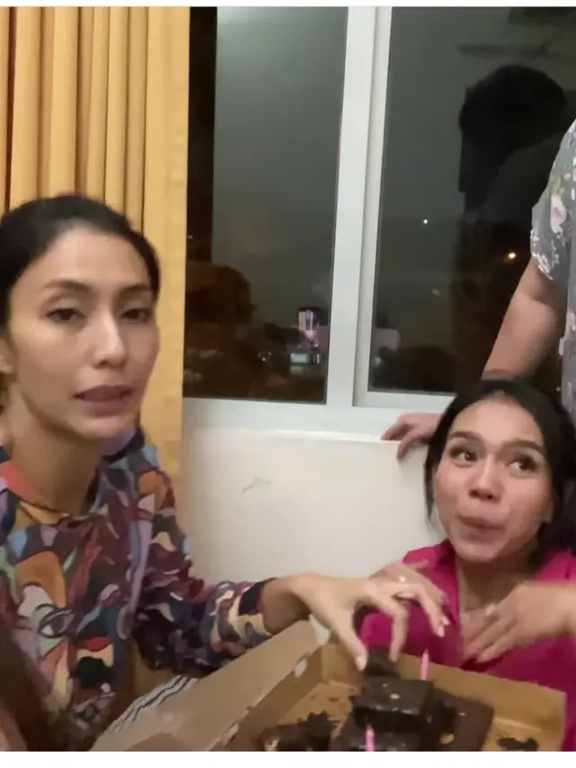 Momen ultah Tyas Mirasih ke-36 dirayakan di kamar RS tempat ibunya dirawat (Foto: instagram papham)
