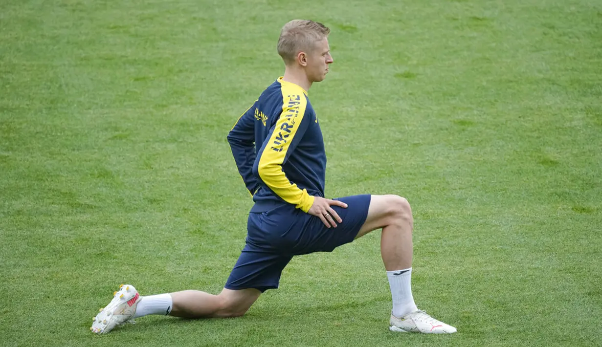 Pemain Ukraina Oleksandr Zinchenko melakukan pemanasan saat sesi latihan jelang melawan Austria pada pertandingan Grup C Euro 2020 di Stadion Arcul de Triumf, Bucharest, Rumania, Minggu (20/6/2021). Ukraina akan melawan Austria pada 21 Juni 2021. (AP Photo/Vadim Ghirda)