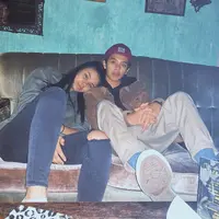 Bastian Steel kembali tersiar soal kisah cintanya. Setelah beberapa waktu lalu disebut berpacaran dengan Chelsea Islan, kini muncul nama  seorang wanita baru yang dikabarkan kekasih hati Babas. (Instagram/bastiansteel)