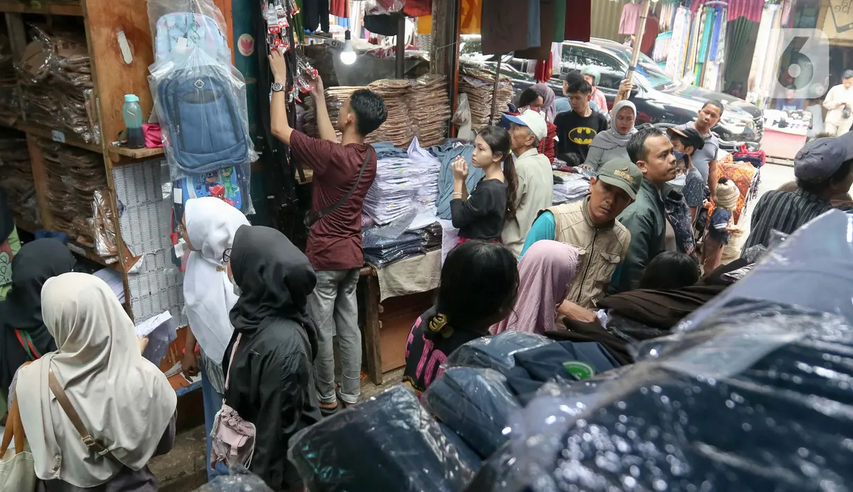 Peningkatan penjualan seragam sekolah di Pasar Jatinegara, Jakarta diperkirakan akan mencapai puncaknya pada akhir Juli mendatang. (Liputan6.com/Herman Zakharia)