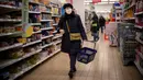 Seorang pelanggan berbelanja di supermarket Sainsbury di Walthamstow, London timur pada 13 Februari 2022. Inflasi tahunan Inggris mencapai 5,4 persen pada Desember, memicu kekhawatiran tekanan biaya hidup karena upah gagal mengimbangi. (Tolga Akmen / AFP)