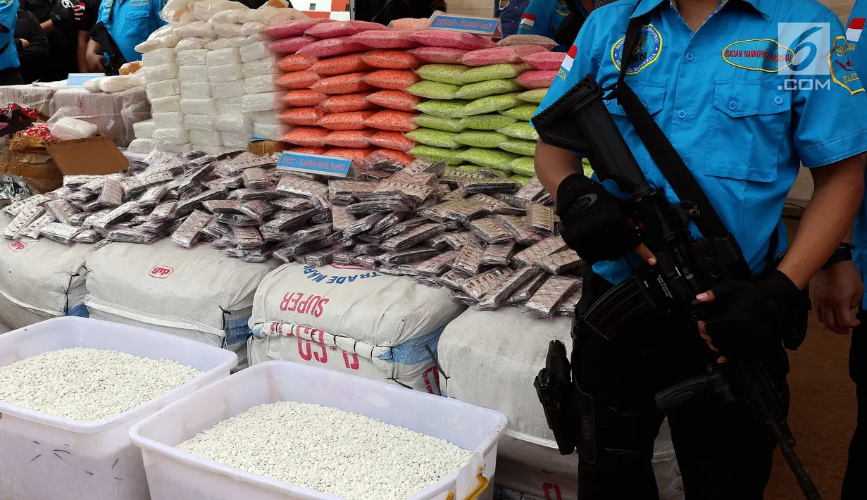 Ribuan barang bukti narkotika ditampilkan sebelum dimusnahkan di Bandara Soekarno Hatta, Banten, Kamis (28/12). Barang bukti yang dimusnahkan yaitu 453,56 kg shabu, 712,116 butir ekstasi, 647,13 kg Ganja, 10 ribu butir Happy Five.(Liputan6.com/JohanTallo)