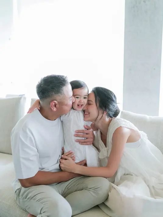 Lakukan foto keluarga,Julie memilih dominasi putih untuk outfitnya. Dress putih yang ia kenakan dan sang anak memiliki tampilan yang serupa. [Foto: Instagram/ Julie Estelle]