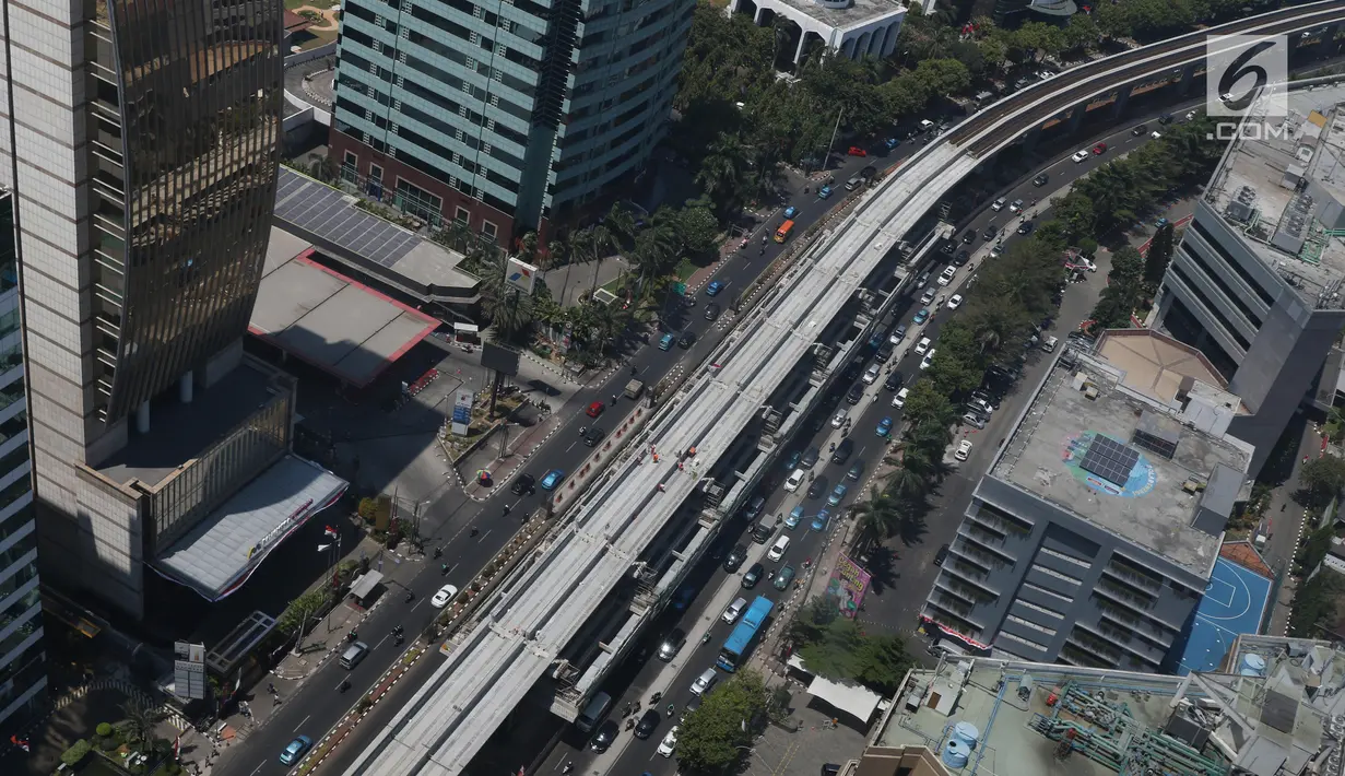 Suasana proyek Light Rail Transit (LRT) Jabodebek terlihat dari atas di Rasuna Said, Kuningan, Jakarta, Rabu (21/8/2019). Jadwal pengoperasian LRT Jabodebek molor dari target yang pada awalnya direncanakan bisa beroperasi pada 2019. (Liputan6.com/Angga Yuniar)