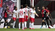 Pemain Hertha Berlin, Marko Grujic, melakukan selebrasi usai membobol gawang RB Leipzig pada laga  Bundesliga di Red Bull Arena, Rabu (27/5/2020). Kedua tim bermain imbang 2-2. (AP/Alexander Hassenstein)