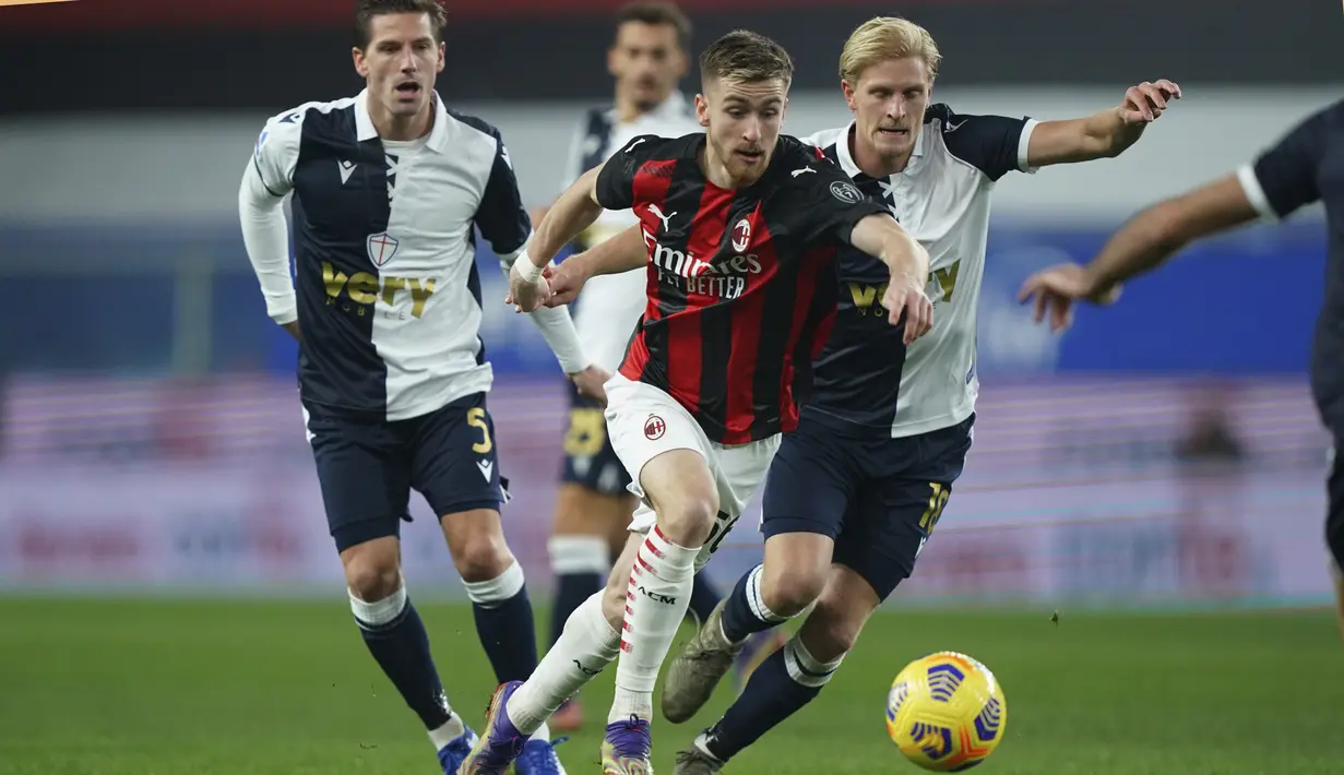 Gelandang AC Milan, Alexis Saelemaekers membawa bola saat bertanding melawan Sampdoria pada pertandingan lanjutan Liga Serie A Italia di Stadion Genoa Luigi Ferraris, Italia, Senin (7/12/2020). AC Milan menang tipis atas Sampdoria 2-1. (Tano Pecoraro/LaPresse via AP)