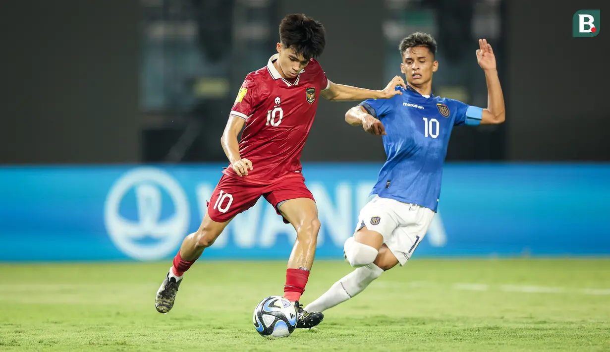 <p>Pemain Timnas Indonesia U-17, Ji Da Bin (kiri) berusaha menendang bola dibayangi pemain Timnas Ekuador U-17, Michael Bermudez pada laga pertama Grup A Piala Dunia U-17 di Stadion Gelora Bung Tomo, Surabaya, Jumat (10/11/2023) malam WIB. (Bola.com/Bagaskara Lazuardi)</p>
