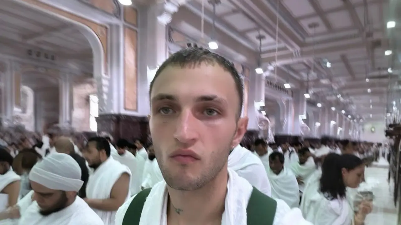 Anwar Hadid Unggah Potret Berihram Jalani Umrah di Makkah Saat Ramadan