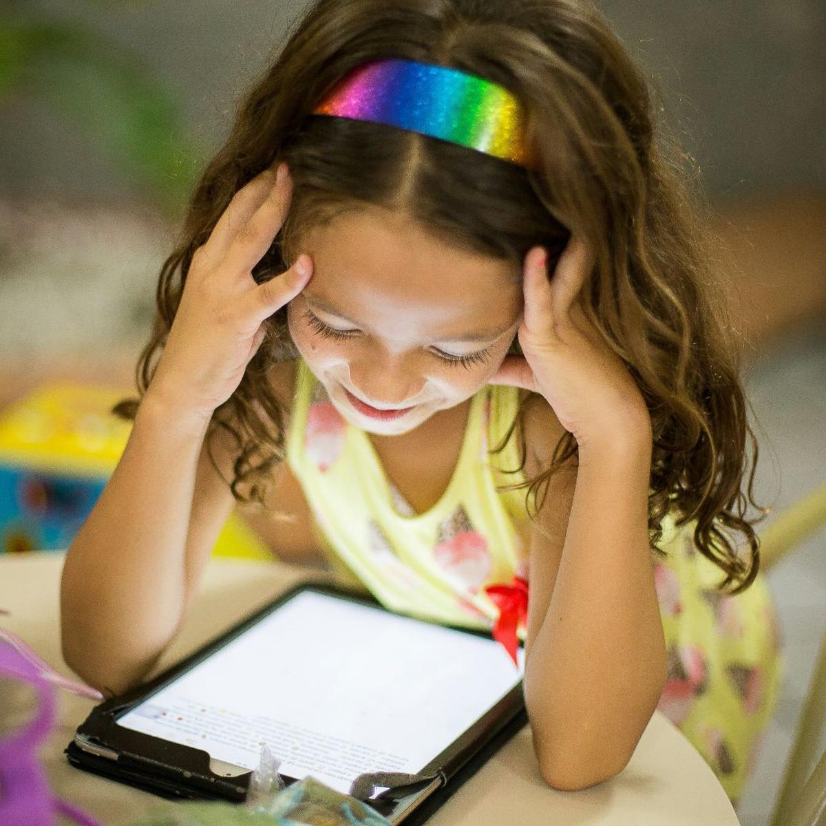 Screen Time Berlebih Bisa Picu Gangguan Perkembangan Emosi Anak