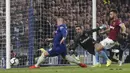 Gelandang Chelsea, Ross Barkley, melepaskan tendangan ke gawang West Ham United pada laga Premier League 2019 di Stadion Stamford Bridge, Selasa (9/4). Chelsea menang 2-0 atas West Ham United. (AP/Alastair Grant)