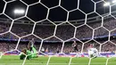 Kiper Bayern Munich, Manuel Neuer gagal menghadang laju bola yang masuk ke gawangnya saat melawan Atletico Madrid ada laga grup D Liga Champions di Vicente Calderon stadium, Madrid, Kamis (29/9/2016) dini hari WIB. (AFP/Pierre-Philippe Marcou)