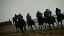 Para peserta saling balap saat mengikuti lomba pacuan kuda pantai tahunan di Sanlucar de Barrameda, dekat Cadiz, Spanyol (17/8). (AFP Photo/Cristina Quicler)