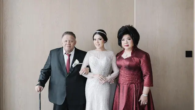 8 Pesona Cantik Tina Toon Bak Princess dengan Gaun Kristal Serupa di Pemberkatan dan Resepsi Pernikahan