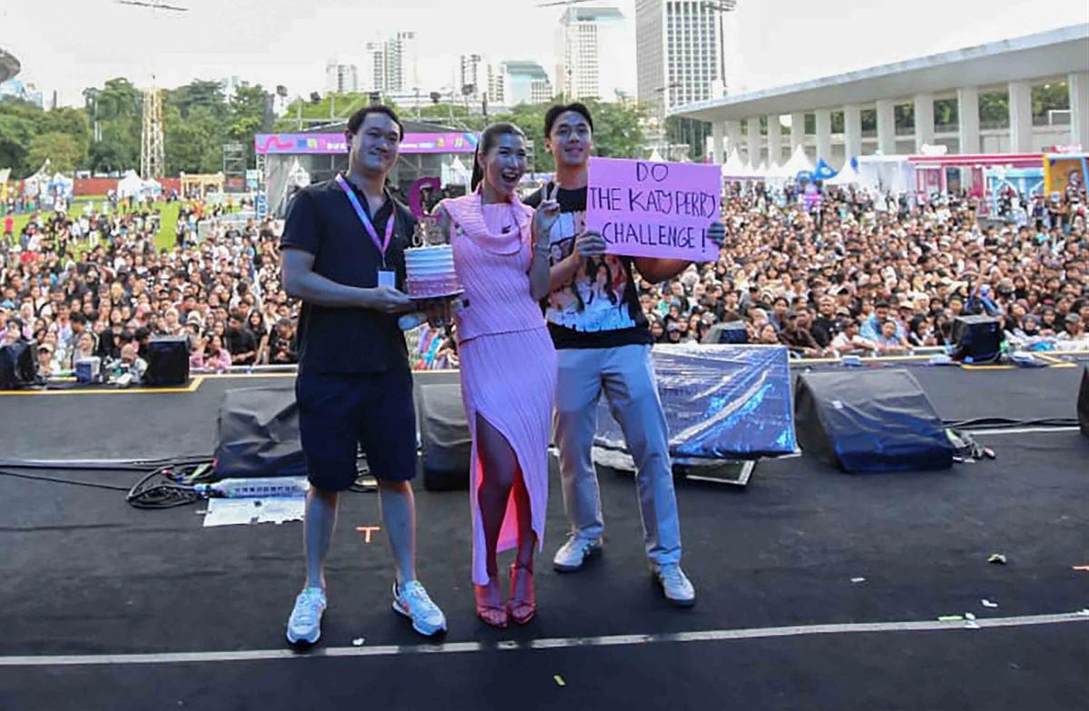 FOTO Penyanyi Christie Curi Perhatian di KLBB 2026 Lewat Aksi Spontan Turun Panggung