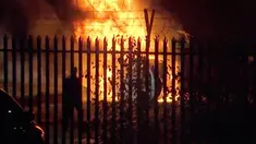 Sebuah Helikopter yang terbakar di tempat parkir di luar Stadion King Power di Leicester, Inggris (27/10). Helikopter diketahui merupakan milik bos Leicester City, Vichai Srivaddhanaprabh. (Pool Photo via AP)