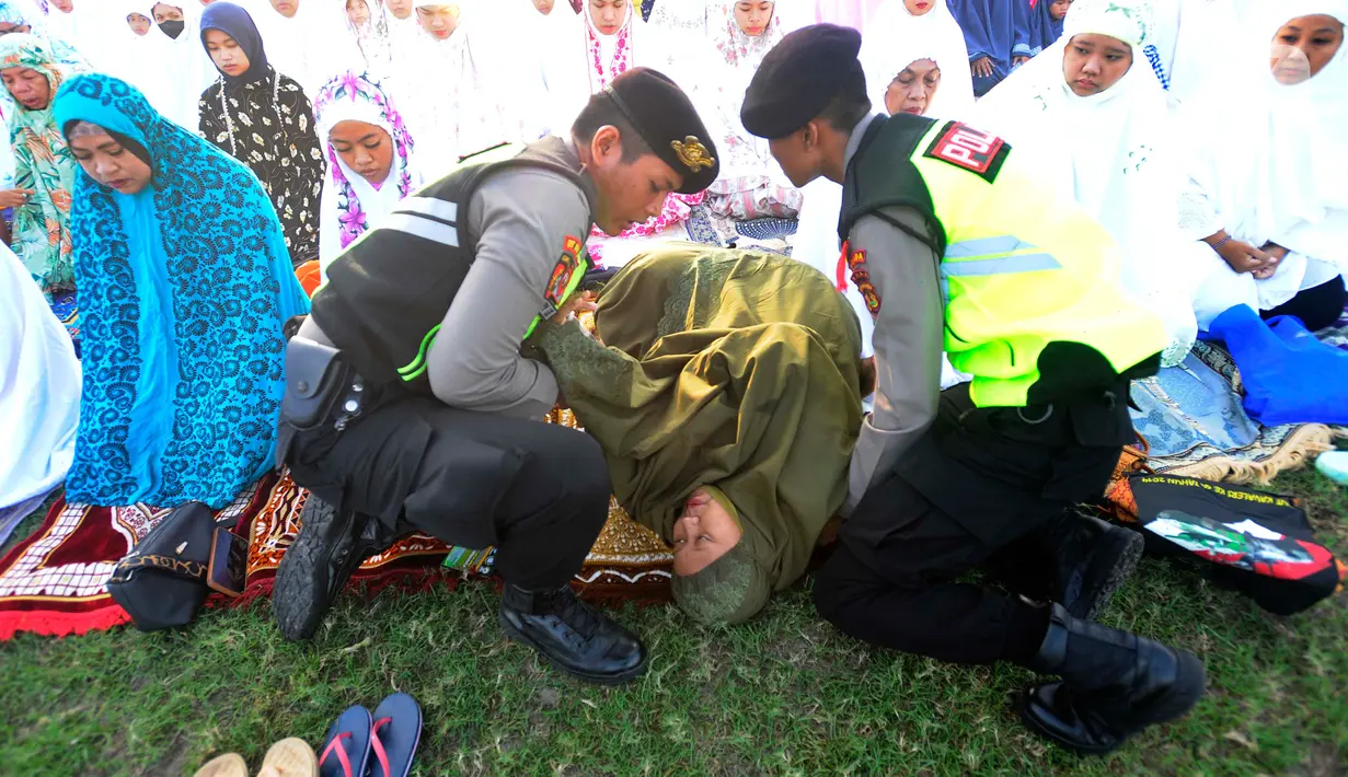 Insiden tersebut sempat membuat jemaah panik dan segera memberikan pertolongan pertama. (merdeka.com/Arie Basuki)