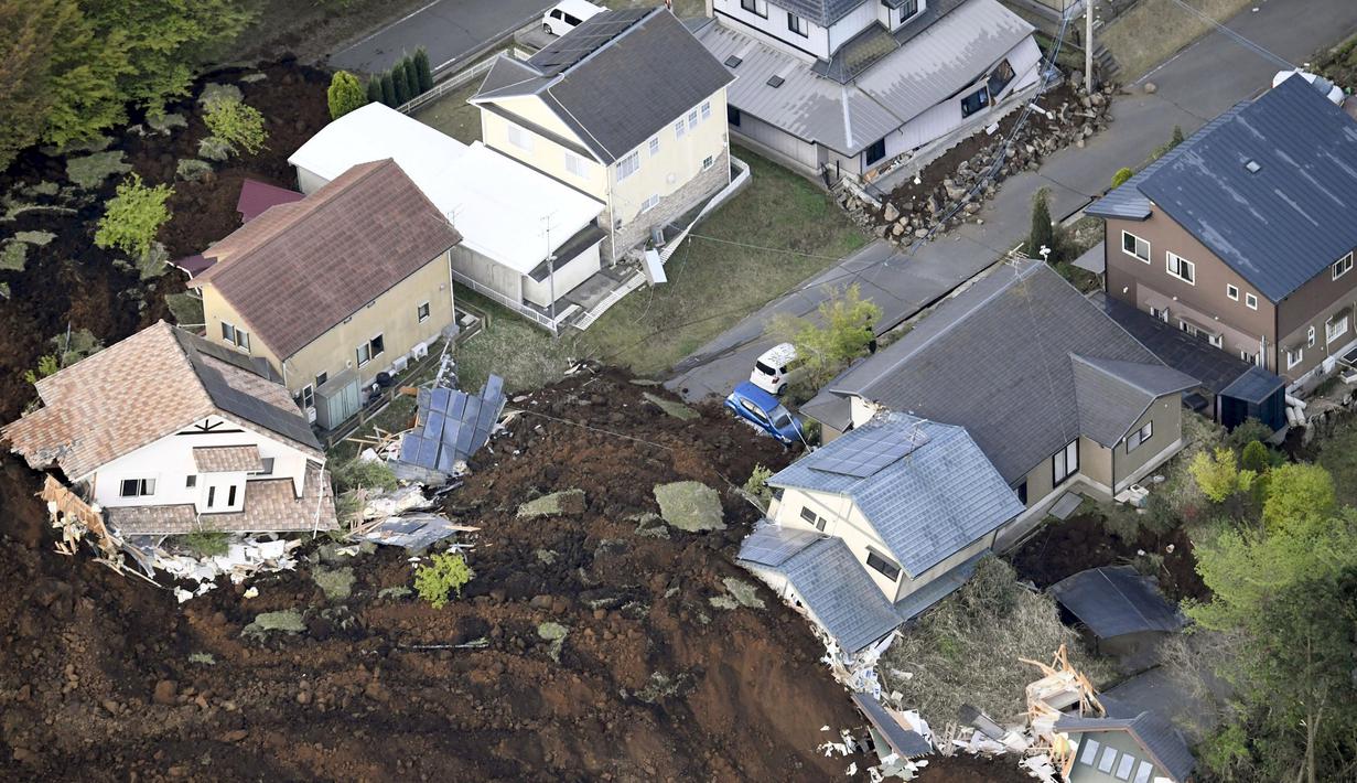 Sejumlah rumah terlihat hancur setelah gempa bumi menghantam kota Minamiaso, Prefektur Kumamoto, Jepang selatan, Sabtu (16/4). Gempa 6,4 SR itu juga mengakibatkan lebih dari 20 bangunan rumah hancur dan kebakaran di Prefektur Kumamoto. (REUTERS/Kyodo)