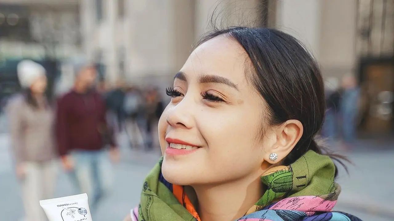 8 Gaya Fashionable Nagita Slavina dengan Outfit Musim Dingin Bernuansa Netral, Syal Hermes Puluhan Juta Jadi Sorotan