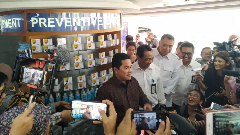 Menteri BUMN Erick Thohir memastikan apotek Kimia Farma tidak menaikan harga masker semena-mena imbas penyebaran virus Corona di Indonesia.