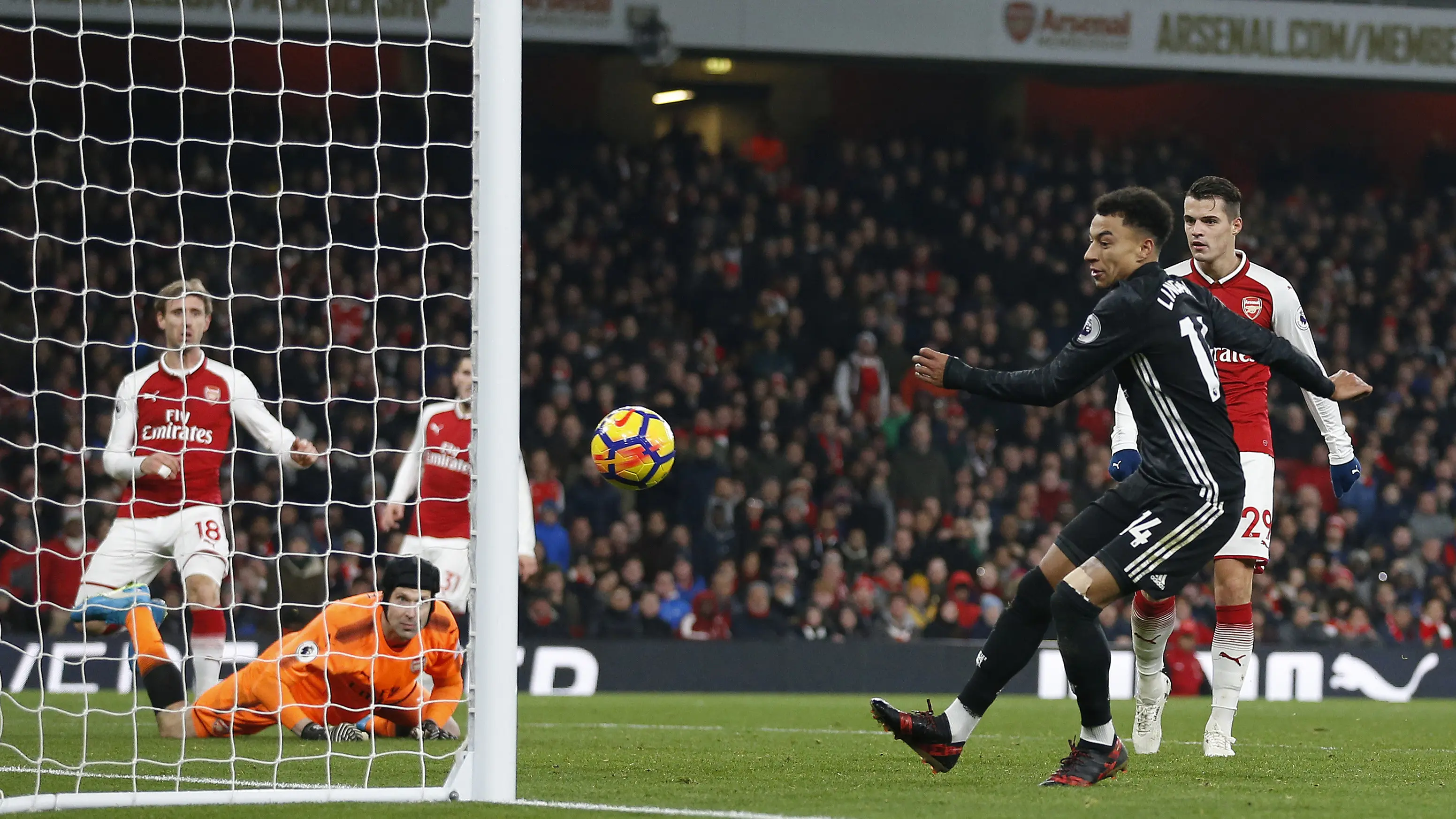 Jesse Lingard mencetak gol ke gawang. (AFP/Ian Kington)