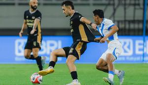 Gelandang Dewa United, Ivar Jenner mendapatkan penjagaan ketat dari gelandang Persib Bandung, Beckham Putra dalam laga pekan ke-28 BRI Super League 2025/2026 di Banten International Stadium (BIS), Serang, Senin (20/4/2026). (Dok. Dewa United)