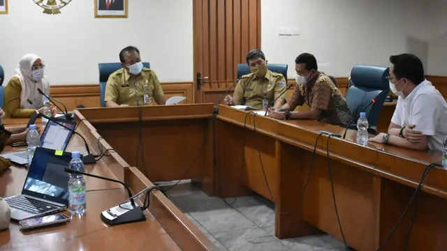 Raja IT melakukan aksinya bersama Walikota Jakarta Timur