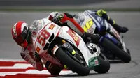 Pebalap Yamaha, Valentino Rossi, membuntuti rider Honda Gresini, Marco Simoncelli (58), pada balapan MotoGP Malaysia di Sirkuit Sepang, 10 Oktober 2010. (Bola.com/Twitter/bgmotogp)