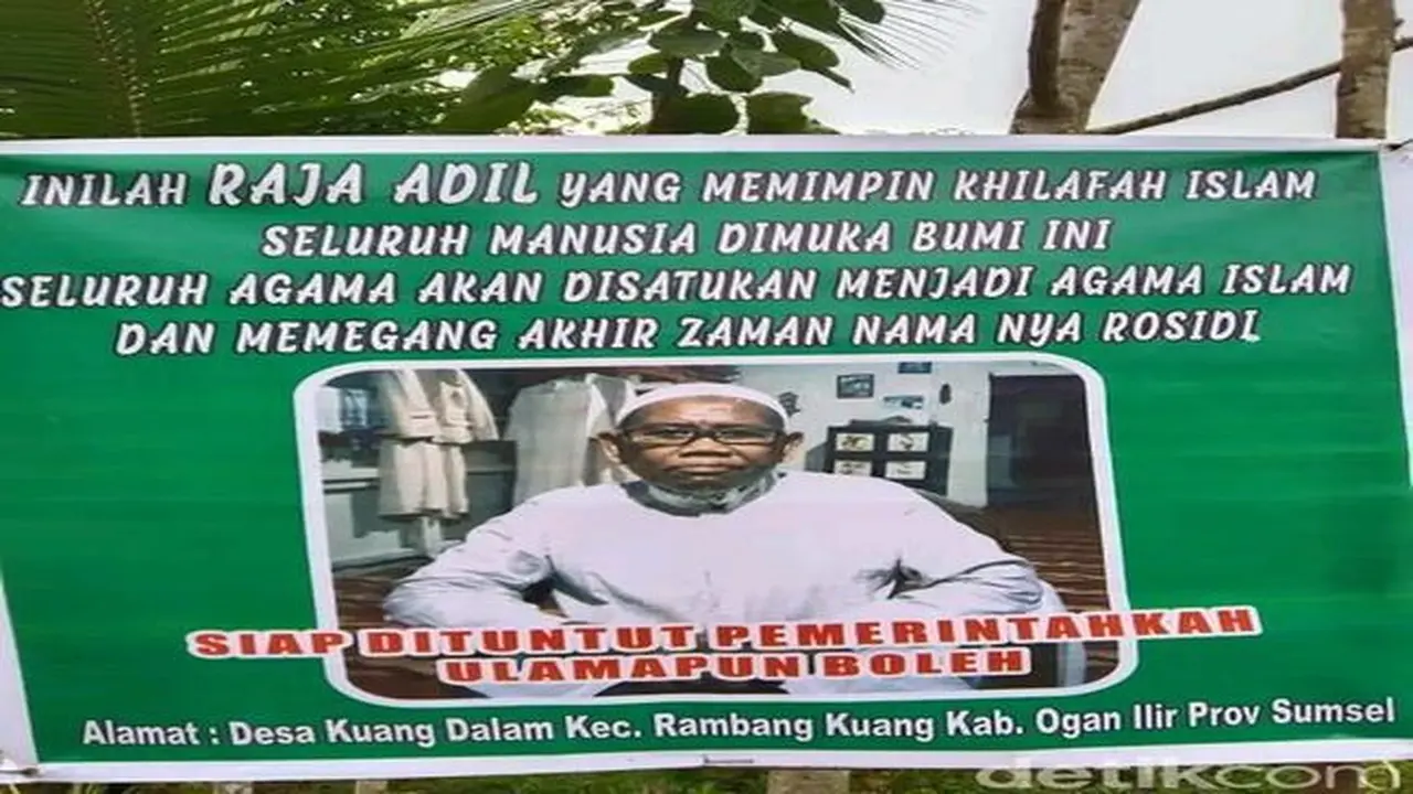 Baliho pemimpin aliran Tasawuf Maqom Hakiki Mutlak yang dinyatakan sesat oleh MUI Ogan Ilir, Sumatra Selatan.