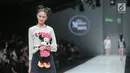 Model membawakan baju koleksi Matahari Department Store pada Jakarta Fashion Week 2018 di Senayan City, Selasa (24/10). Mengangkat tema Rocks & Fun, koleksi tersebut menandai lima tahun keikutsertaan Matahari dalam ajang JFW. (Liputan6.com/Faizal Fanani)