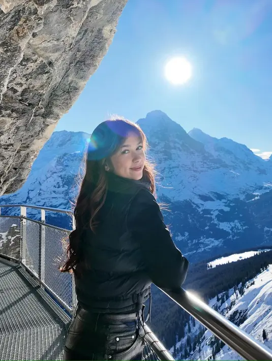 Rebecca Klopper juga menghabiskan waktu akhir tahunnya di Swiss. Lihat cantiknya Rebecca berfoto dengan latar pemandangan pegunungan es yang menakjubkan. [Foto: Instagram/rklopperr]