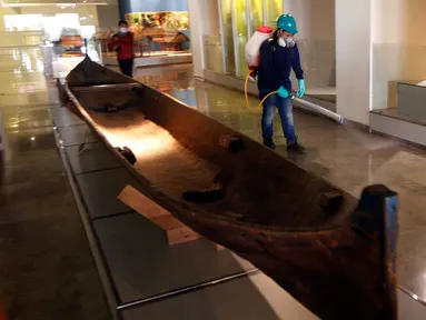 Petugas menyemprotkan cairan disinfektan di salah satu ruangan Museum Gajah atau Museum Nasional, Jakarta Pusat, Senin (16/3/2020). Penyemprotan yang dilakukan saat museum ditutup itu sebagai upaya mencegah penyebaran wabah virus Corona (COVID-19). (Liputan6.com/Johan Tallo)