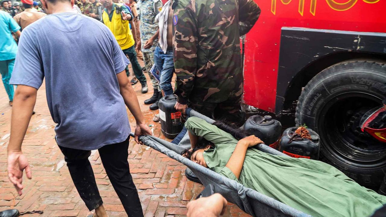 FOTO: Pesawat Latih AU Bangladeh  Jatuh di Sekolah, 25 Tewas