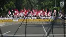 Massa aksi tertahan di belakang dua barikade yang dipasang pihak keamanan di Jalan Medan Merdeka Barat, Jakarta, Kamis (27/6/2019). Massa aksi berkumpul terkait pelaksanaan sidang putusan perselisihan hasil Pilpres 2019 di Gedung Mahkamah Konstitusi. (Liputan6.com/Helmi Fithriansyah)