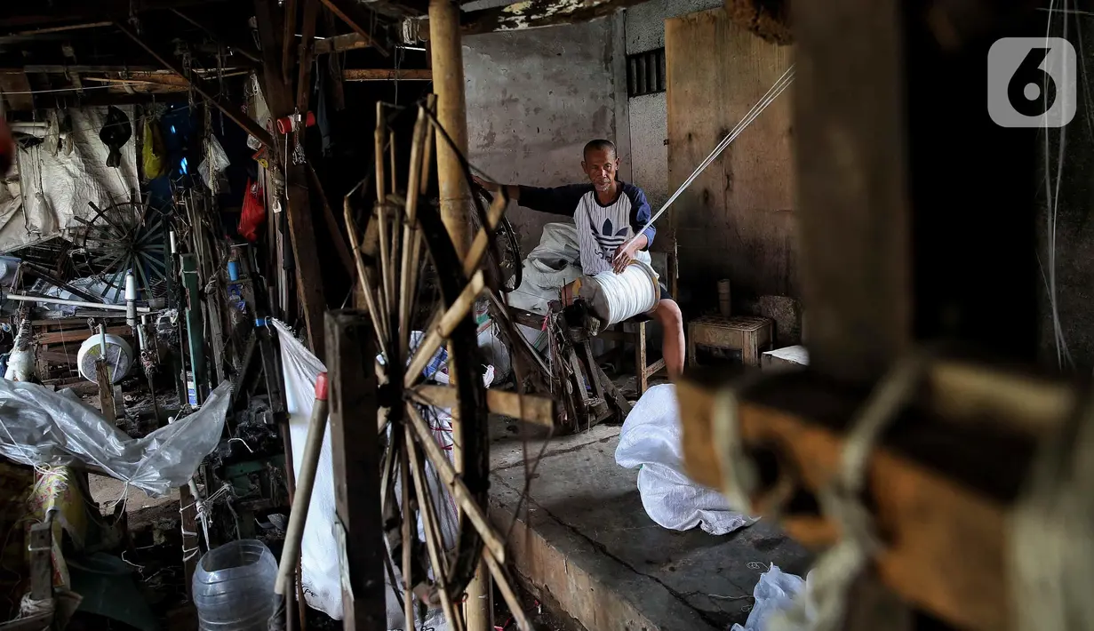 Perkembangan teknologi mendorong kemajuan Industri tekstil di Indonesia. Meski demikian, ada sebuah industri pemintalan benang di wlayah Jakarta Selatan yang masih mempertahankan proses produksi secara tradisional. (Liputan6.com/Angga Yuniar)
