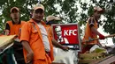 Pasukan Oranye mengangkut bekas bongkaran yang dilakukan Satpol PP saat melakukan penertiban di kawasan pusat perbelanjaan Pasar Baru, Jakarta, Rabu (21/2). (Liputan6.com/Immanuel Antonius)