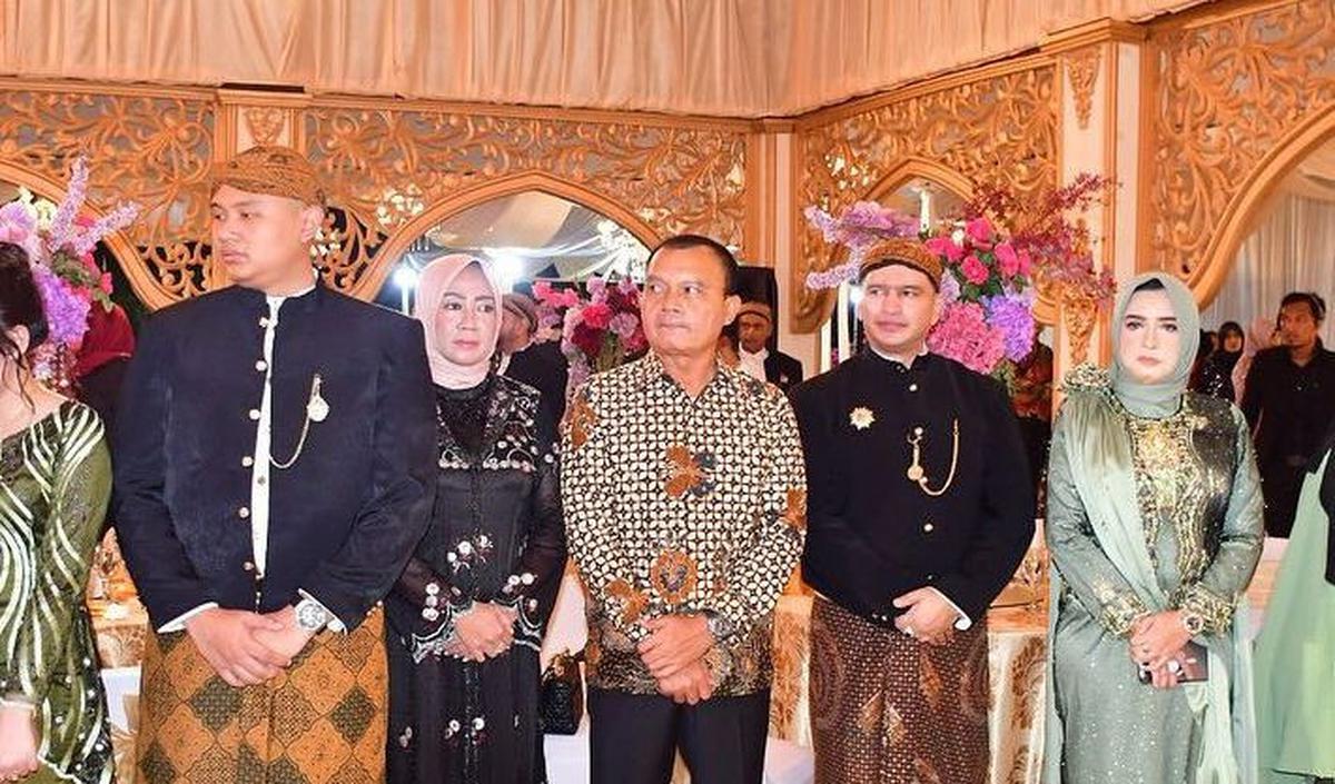Melalui unggahan Ashraff Abu di media sosial pada Minggu (21/04), terungkap bahwa resepsi pernikahan putri mereka, Nabila, digelar dengan sangat mewah.