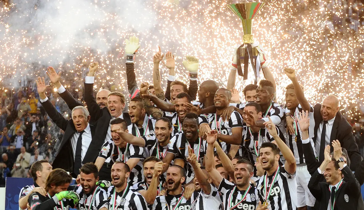 Para pemain Juventus mengangkat trofi kemenangan dan meraih scudetto usai mengalahkan Napoli 3-1 di  laga seri A  di Juventus Arena, Italia, (23/5/2015). Ini merupakan Gelar ke-31 Juventus di Serie A. (Reuters/Giorgio Perottino)