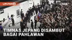 Kepulangan Timnas Jepang usai Piala Dunia 2022 Qatar disambut bak pahlawan oleh suporter. Jajaran pelatih dan pemain dielu-elukan saat tiba di terminal bandara Narita Tokyo. Sekitar ratusan suporter berebut memberikan dukungan pada tim Samurai Biru.