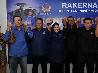 Watimpres RI dan Majelis Tinggi Partai Nasdem, Jan Darmadi (kedua kiri) bersalaman dengan para pejabat Nasdem lainnya dalam acara Pembukaan Rakernas dan Konsolidasi Tani Nasdem di Kantor DPP Partai Nasdem, Jakarta, (29/1). (Liputan6.com/JohanTallo)